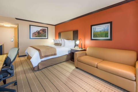 Premium bedding, in-room safe, desk, iron/ironing board