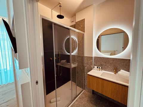 Panoramic Double or Twin Room, Partial Sea View | Bathroom | Shower, free toiletries, hair dryer, bathrobes
