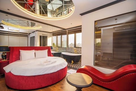 Suite | Desk, soundproofing, free WiFi, bed sheets