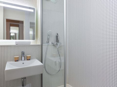 Triple Room with a double bed and a Murphy bed | Desk, blackout drapes, soundproofing, free WiFi