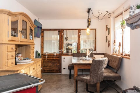 Comfort House, 2 Bedrooms, Mountain View | In-room dining