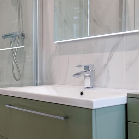 Luxury Double Room | Bathroom | Shower, hair dryer, towels, soap