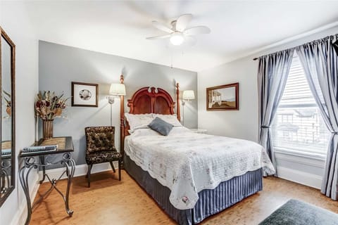 Signature Double Room, 1 Queen Bed (Blue Room) | 1 bedroom, desk, blackout drapes, free WiFi