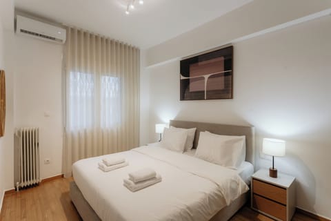 Deluxe Apartment, Kitchen | In-room safe, individually decorated, individually furnished, desk