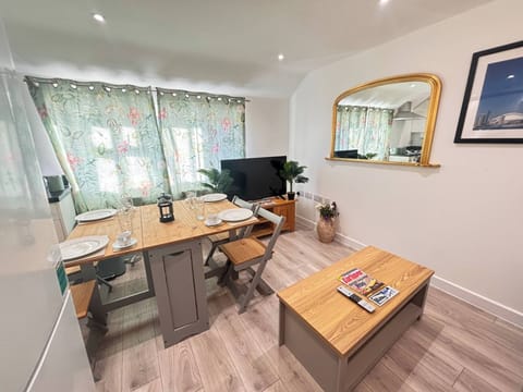 Apartment, 2 Bedrooms | Dining