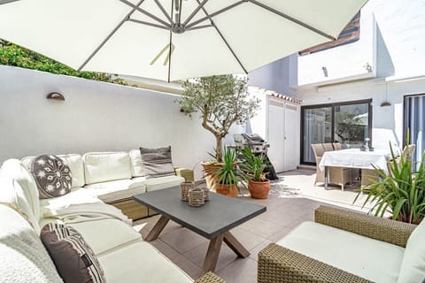Studio (3 Bedrooms) | Front of property