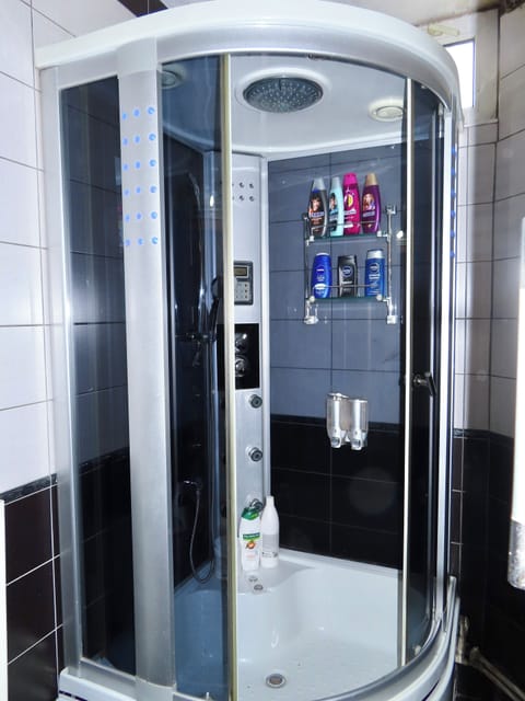 Apartment, 1 Bedroom, Balcony, Courtyard View | Bathroom