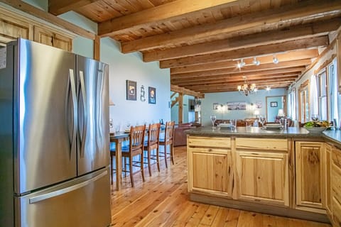 House, Multiple Beds, Pool Access, Mountain View (8 Br: South Westridge 047) | Interior