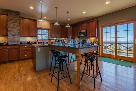 House, Multiple Beds, Hot Tub, Mountain View (8 Br: N. Westridge Rd. 11) | Private kitchen