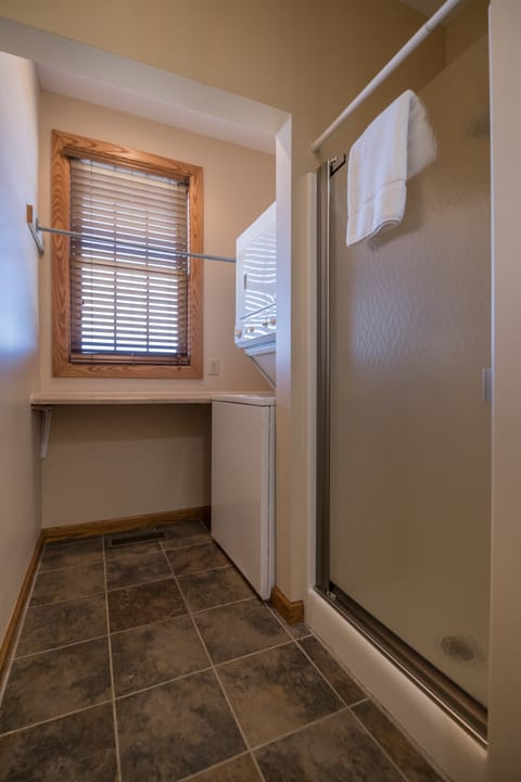 House, Multiple Beds, Hot Tub, Mountain View (8 Br: N. Westridge Rd. 11) | Interior