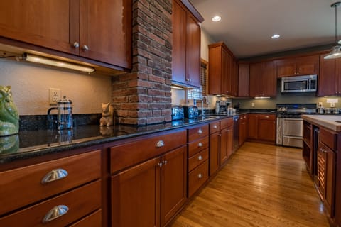 House, Multiple Beds, Hot Tub, Mountain View (8 Br: N. Westridge Rd. 11) | Private kitchen