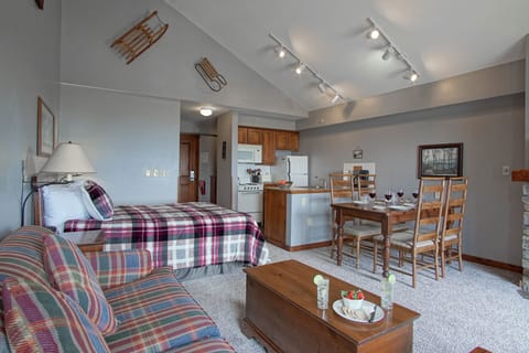 Condo, 1 Queen Bed with Sofa bed, Pool Access, Mountain View (1 Br Studio: Rimfire 406) | Interior