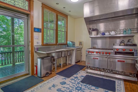 House, Multiple Beds, Patio, Mountain View (5 Br: Glaab House) | Private kitchen