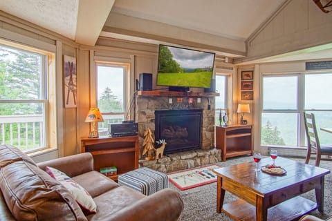 House, Multiple Beds, Patio, Mountain View (5 Br: Hutch 6) | Living area