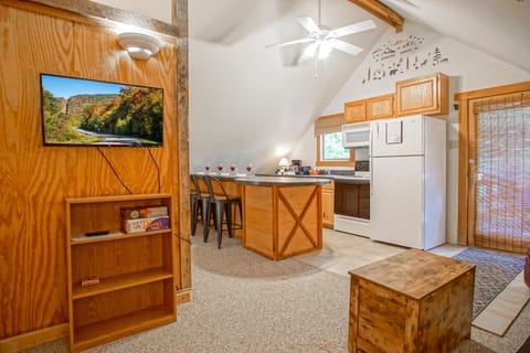 House, Multiple Beds, Kitchen, Mountain View (1 Br: South Westridge Rd. 047 GH) | Private kitchen