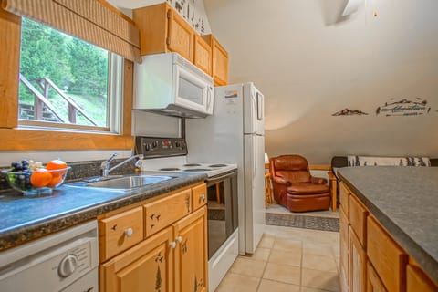 House, Multiple Beds, Kitchen, Mountain View (1 Br: South Westridge Rd. 047 GH) | Private kitchen