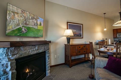 Condo, 1 Queen Bed with Sofa bed, Hot Tub, Mountain View (1 Br Studio: Soaring Eagle 414) | Living area