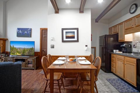 Condo, Multiple Beds, Pool Access, Mountain View (1 Br Plus Loft: Whistlepunk 36) | 2 bedrooms, individually decorated, individually furnished, bed sheets