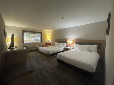 Double Room, 2 Queen Beds | Desk, free WiFi, bed sheets
