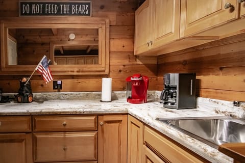 House, Multiple Beds, Hot Tub, Mountain View (6 Br: North Westridge Rd. 111) | Private kitchen