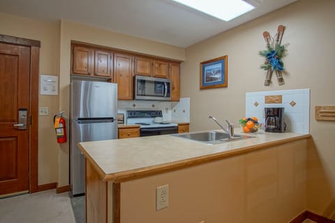 Condo, 1 Queen Bed with Sofa bed, Hot Tub, Mountain View (1 Br: Rimfire 160) | Private kitchen