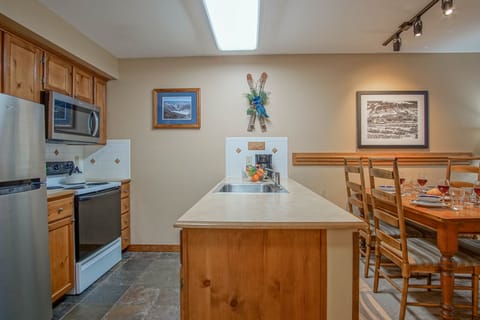 Condo, 1 Queen Bed with Sofa bed, Hot Tub, Mountain View (1 Br: Rimfire 160) | Private kitchen