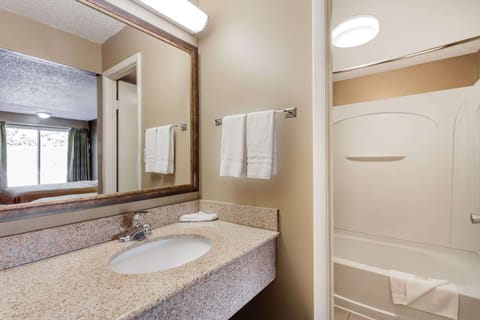 Combined shower/tub, free toiletries, hair dryer, towels