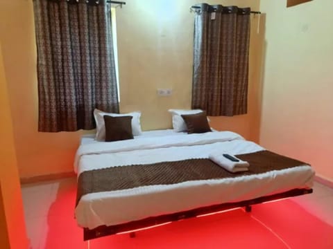 Egyptian cotton sheets, premium bedding, in-room safe, WiFi (free)