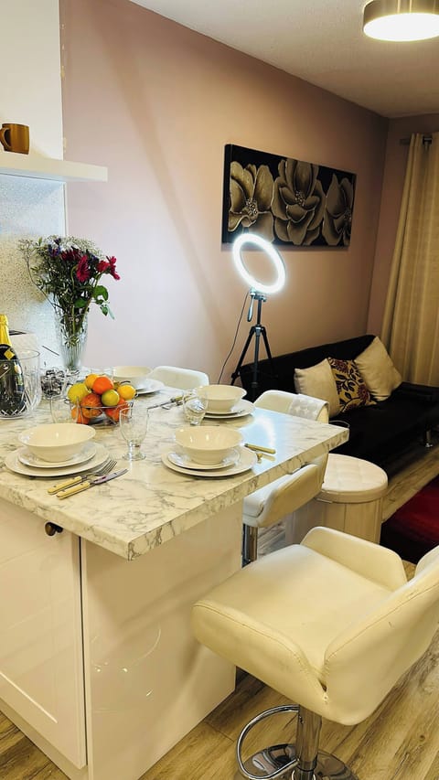Apartment, 1 Bedroom, Balcony, Garden View | Dining
