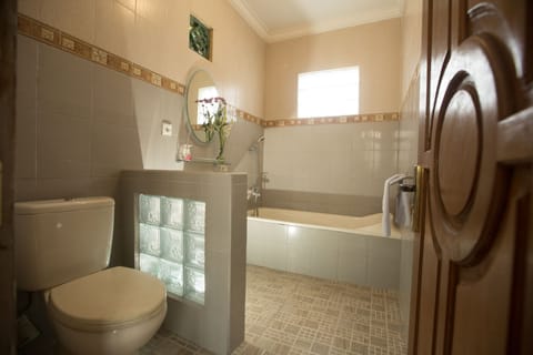Double Room | Bathroom | Combined shower/tub, towels