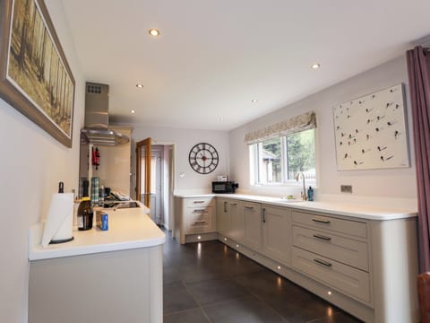 Cottage | Private kitchen | Fridge, dishwasher, toaster, cookware/dishes/utensils
