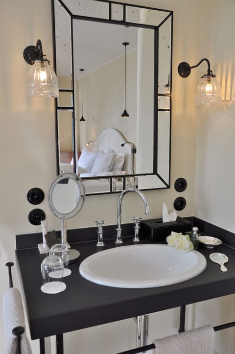 Double Room, River View | Hypo-allergenic bedding, individually decorated, individually furnished