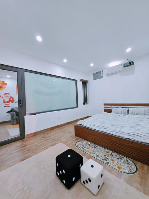Suite | Desk, laptop workspace, free WiFi