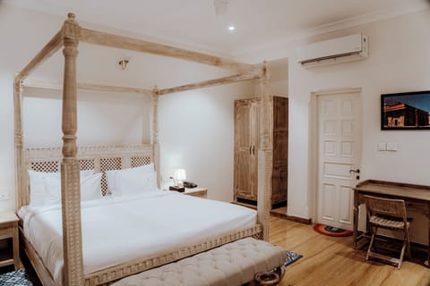 Suite | In-room safe, desk, laptop workspace, blackout drapes