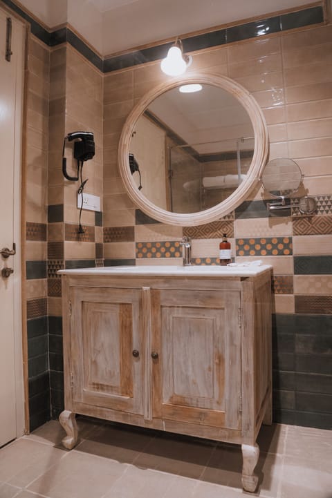 Deluxe Room | Bathroom | Shower, free toiletries, hair dryer, slippers