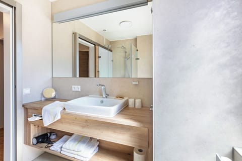 Deluxe Condo, Balcony, River View | Bathroom | Shower, free toiletries, hair dryer, towels