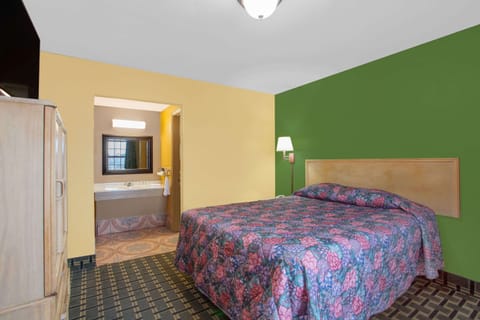 Room, 1 Queen Bed | Desk, blackout drapes, iron/ironing board, free WiFi