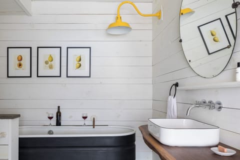 Single Room, Courtyard View | Bathroom | Free toiletries, hair dryer, towels, soap