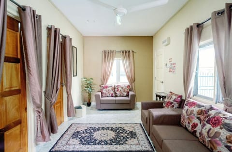 Apartment | Minibar, desk, bed sheets