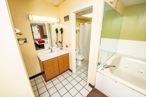 King Room With Jacuzzi | Bathroom | Combined shower/tub, hydromassage showerhead, free toiletries, towels