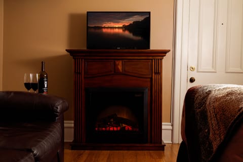 Room, 1 Queen Bed, Fireplace (10) | Premium bedding, pillowtop beds, individually decorated