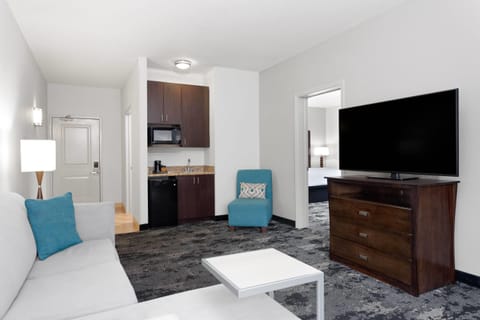 Deluxe Suite, 1 King Bed, Non Smoking | Pillowtop beds, desk, iron/ironing board, free cribs/infant beds