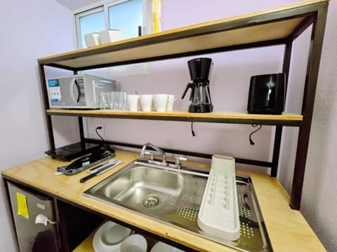Suite Morada | Private kitchen | Mini-fridge, microwave, cookware/dishes/utensils