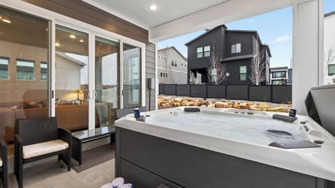 House (5 Bedrooms) | Interior