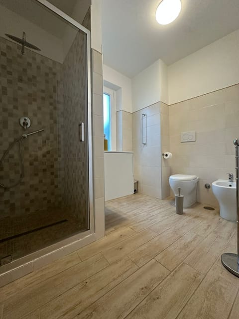 Deluxe Room | Bathroom | Shower, free toiletries, hair dryer, towels