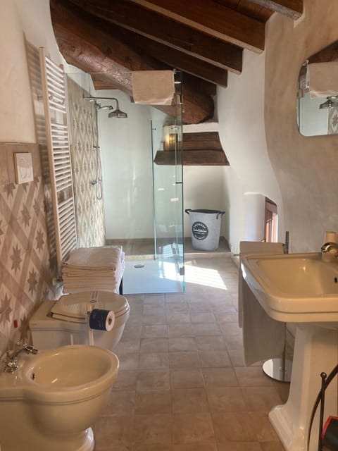 Deluxe Quadruple Room, Patio | Bathroom | Free toiletries, slippers, soap, shampoo