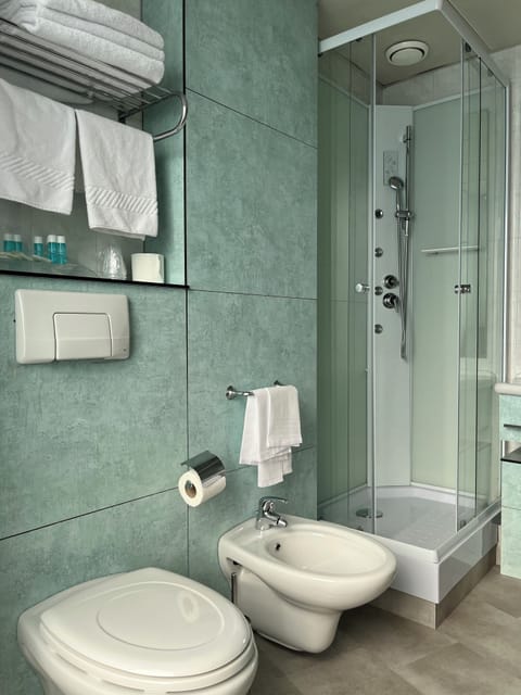 Standard Double Room | Minibar, in-room safe, desk, iron/ironing board