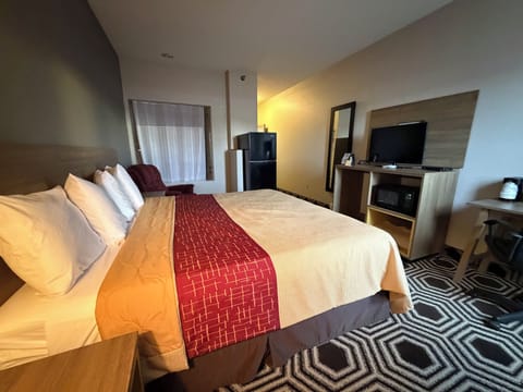 Deluxe Single Room, 1 King Bed, Jetted Tub | Desk, laptop workspace, free WiFi