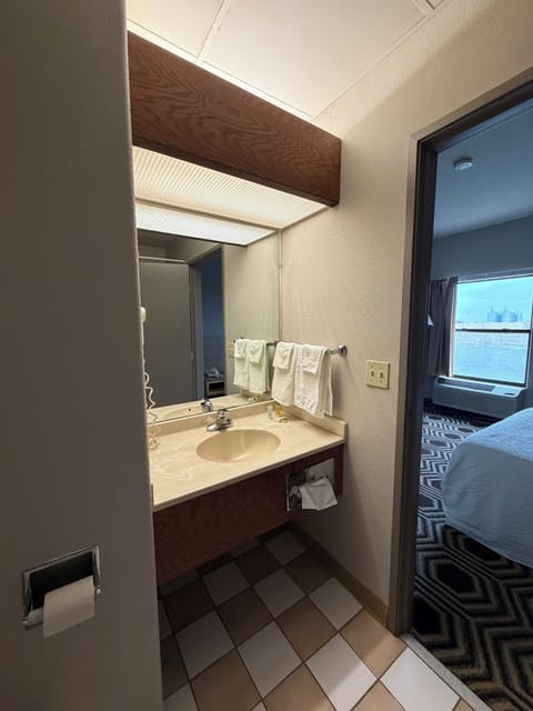 Deluxe Single Room, 1 Queen Bed, Non Smoking | Bathroom | Towels, soap, shampoo, toilet paper