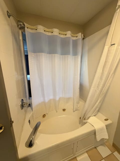 Deluxe Single Room, 1 King Bed, Jetted Tub | Bathroom | Towels, soap, shampoo, toilet paper